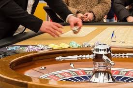 Tangkapan layar meja AduQ live di eloktoto dengan dealer profesional dan antarmuka pemain